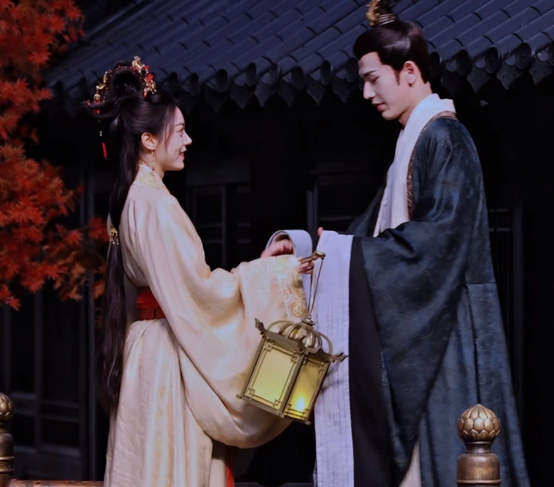 《度华年》新预告：张凌赫帅出新高度，21岁赵今麦美得冒泡