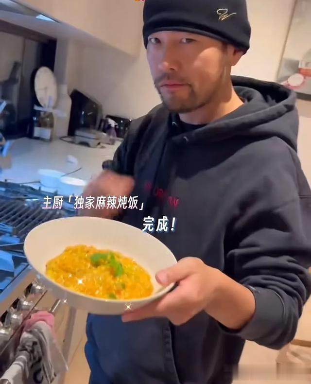 昆凌夫妇穿情侣装买菜,周杰伦下厨做麻辣炖饭,二人共用灶台好甜