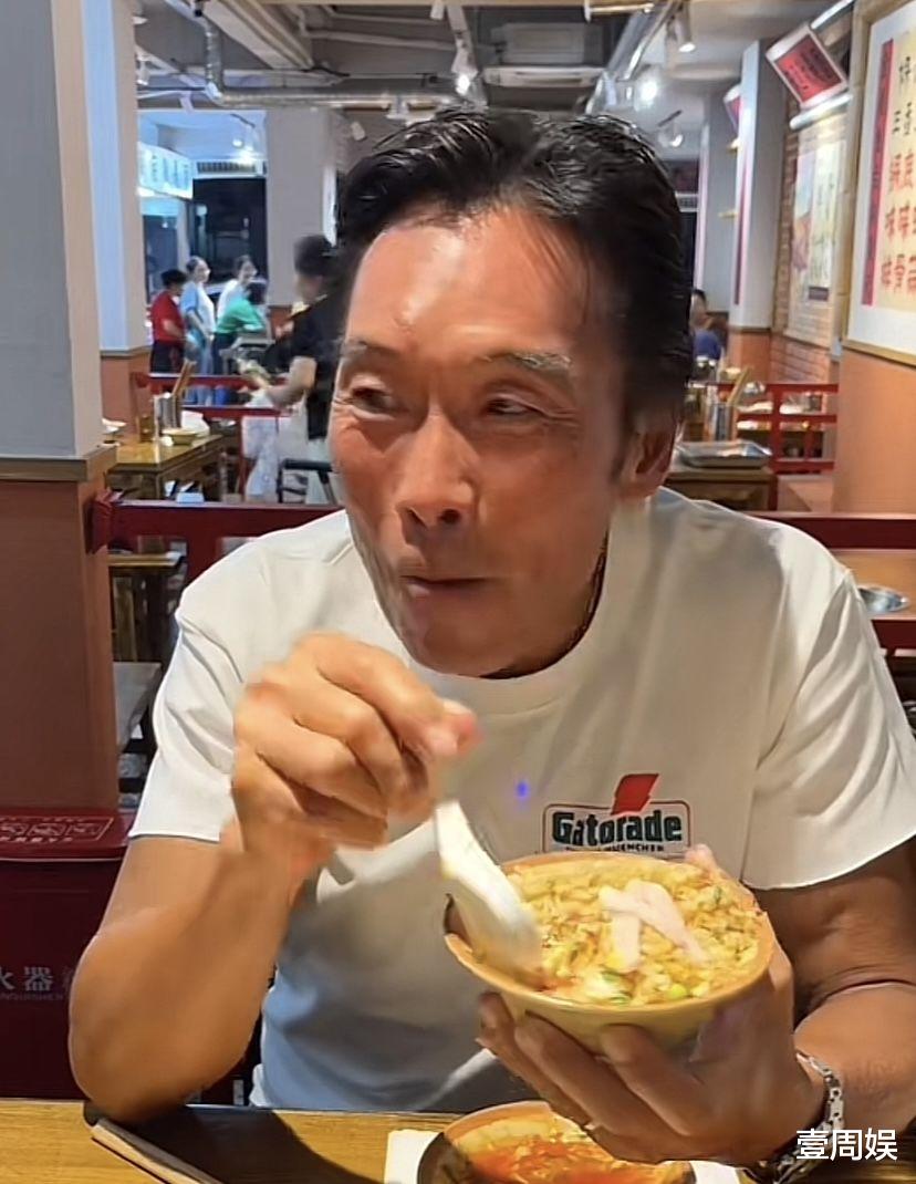 59岁郑浩南戴劳力士吃串串香，失婚2年苍老不少，曾被前妻卷走家产