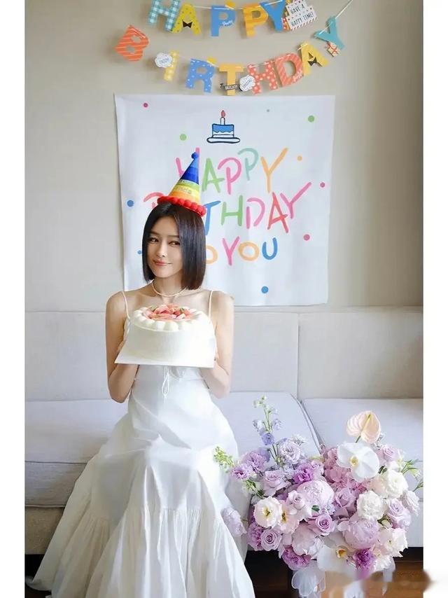 45岁秦岚在豪宅里庆生!穿吊带裙嫩得像个“水蜜桃”,真让人心动