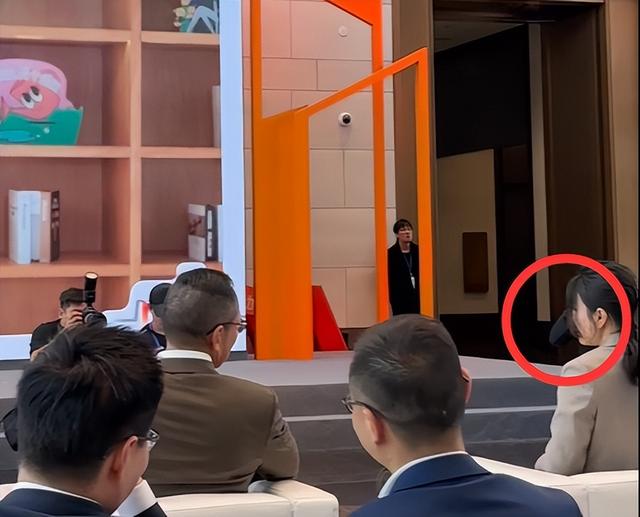 郭晶晶上海参加活动迟到，不停整理衣服显慌乱，衣服不合身引热议