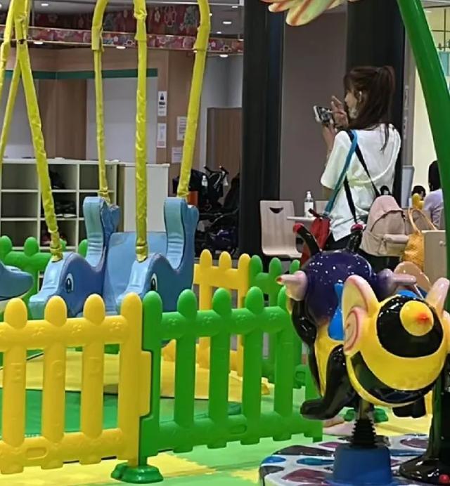 林志玲带儿子外出游玩，亲自陪儿子坐小车，还给儿子拍照超有耐心