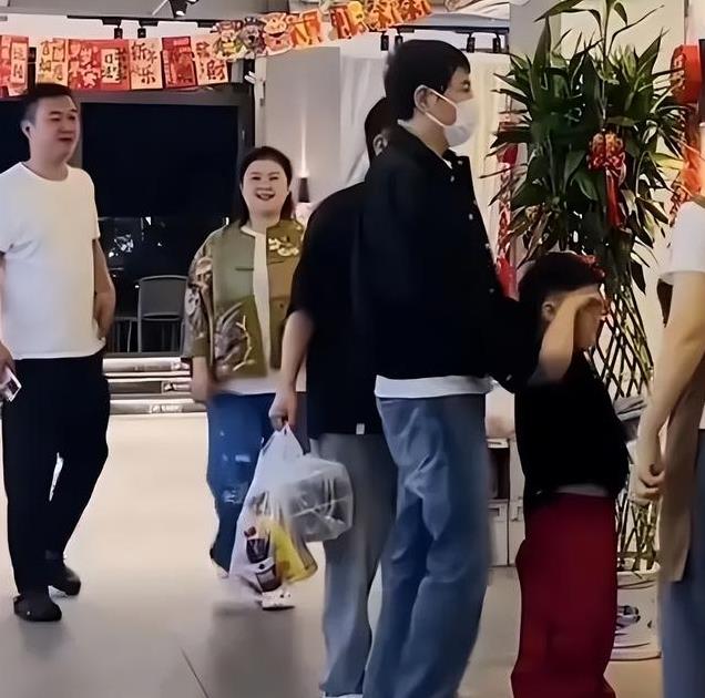 沈腾一家近况曝光!王琦暴瘦和沈腾无交流,爸妈腿脚不利索被搀扶