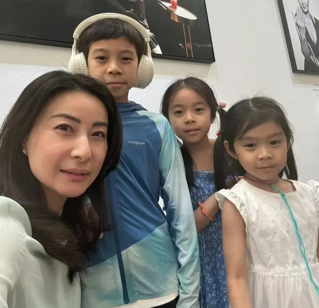 郭晶晶太会生了!儿子神似太爷爷,二女儿像奶奶,小女儿最像爸爸
