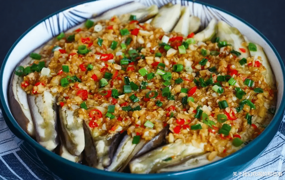 蒸茄子时,不要直接上锅蒸,多加一步,茄子不发黑,鲜嫩有食欲