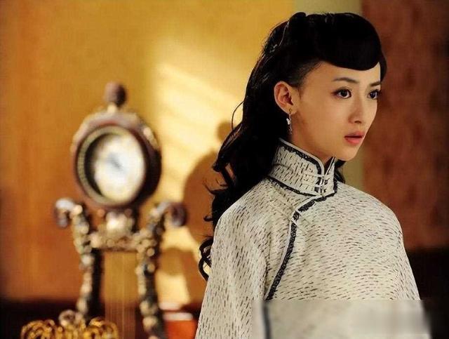 被央视怒批仍不悔改,出门带6个助理30个保镖,网友:你是个啥