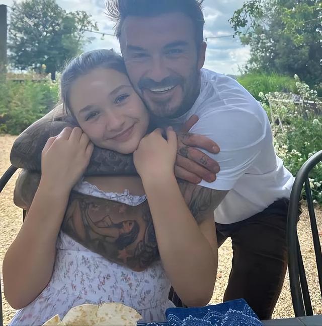 贝克汉姆搂抱13岁小七引争议,父爱如山和行为过界?网友:难接受