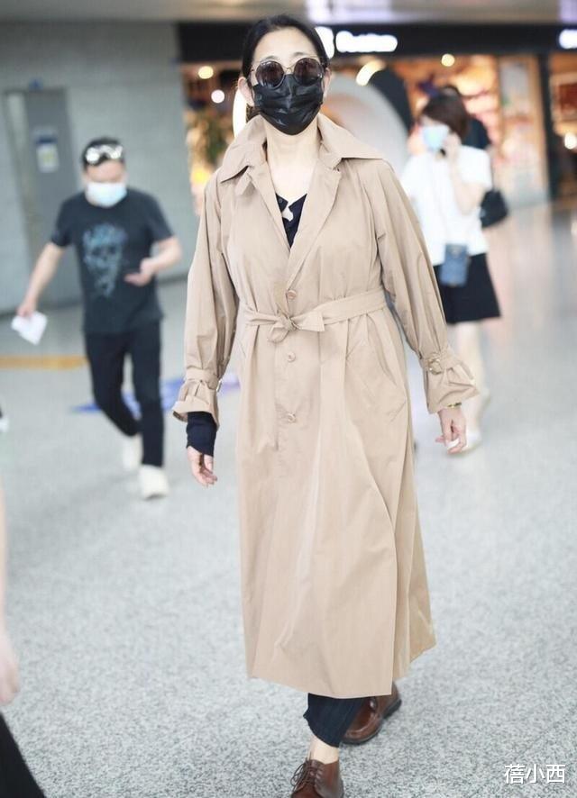 倪萍瘦了真任性！穿风衣+垮裤潮爆了，65岁的年龄45岁的身材样貌