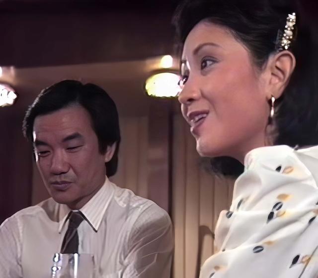 突传噩耗!香港知名主持人被曝离世,移民加拿大深居简出多年