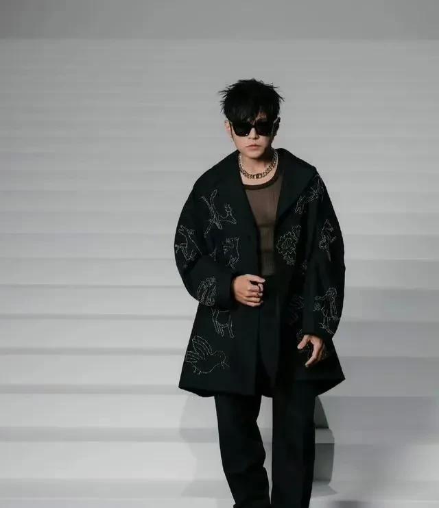 周杰伦看秀待遇高，LV 长公主带富豪老公陪同，还与权志龙巴黎聚餐