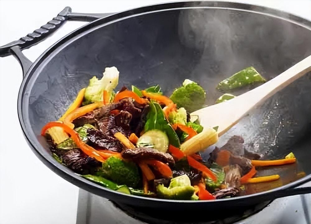 铁锅刚炒完菜为什么不能用水冲洗？多亏行家提醒，差点犯大错！
