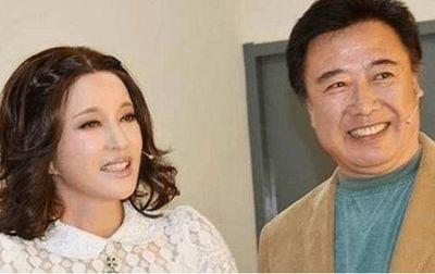 当71岁刘晓庆和74岁王馥荔同框,科技脸对比下,才知自然老去多美