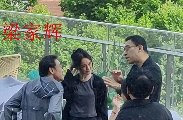 49岁周迅跟大佬聚会,脸断崖式衰老坑坑洼洼多,还没普通老太好看