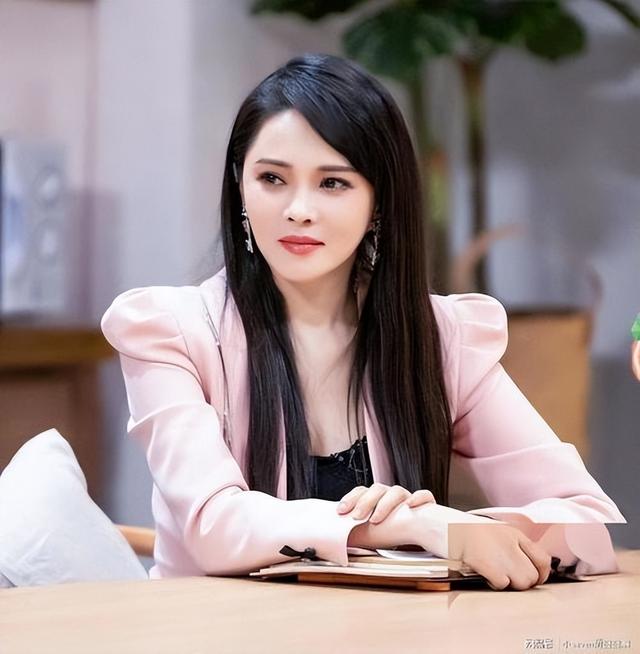 57岁伊能静生图曝光，医美痕迹明显，直播滤镜难掩岁月痕迹