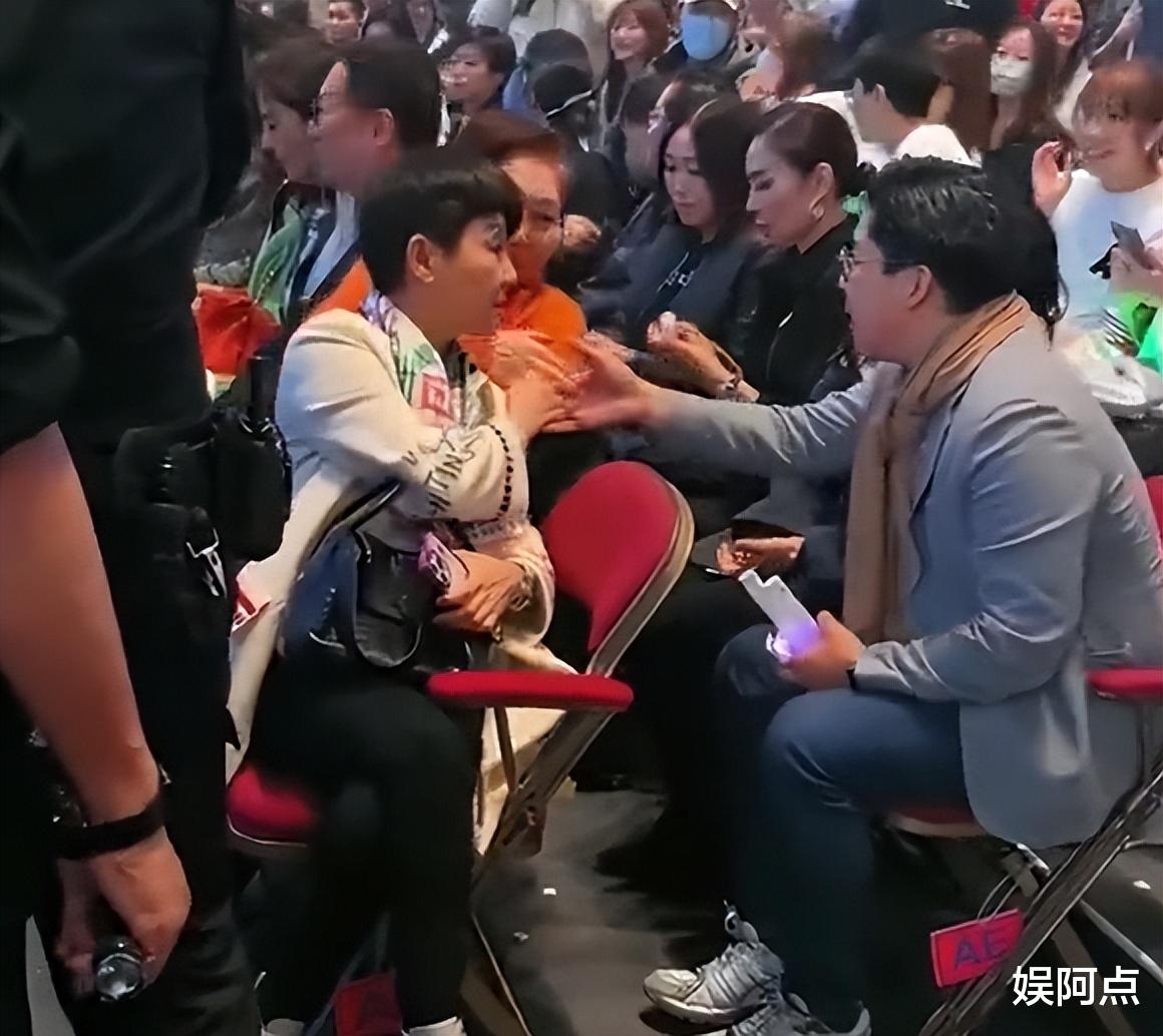 霍启刚带郭晶晶看华仔演唱会，夫妻俩被镜头捕捉！富豪阔太都来了