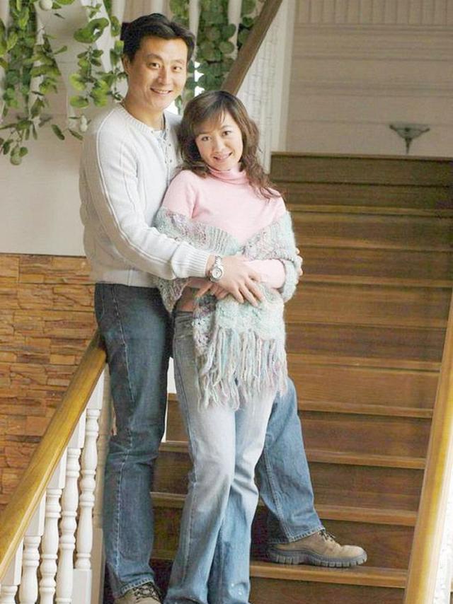 他9块钱娶老婆,住9平米的地下室7年,成名后坚决不换糟糠妻