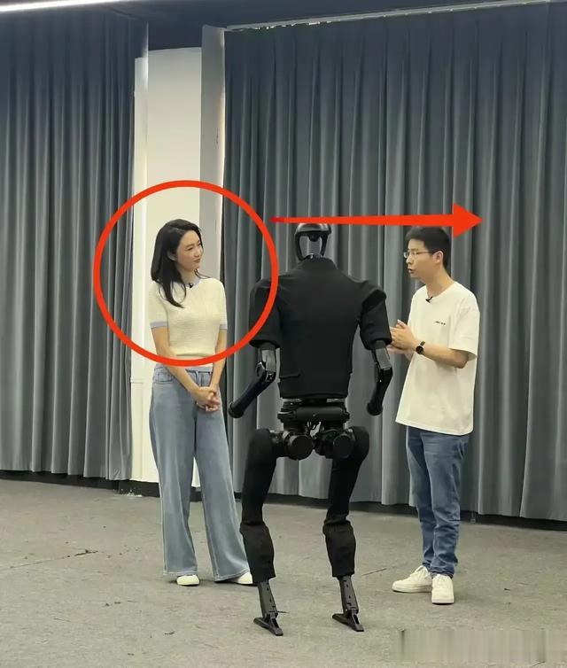 拉郎配!凤凰卫视美女主持田桐采访宇树总裁王兴兴,引网友磕糖!