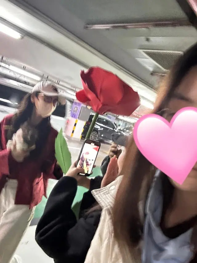 杨颖过年后回国首露面,粉丝接机气色好,称赞像大学生为复出准备