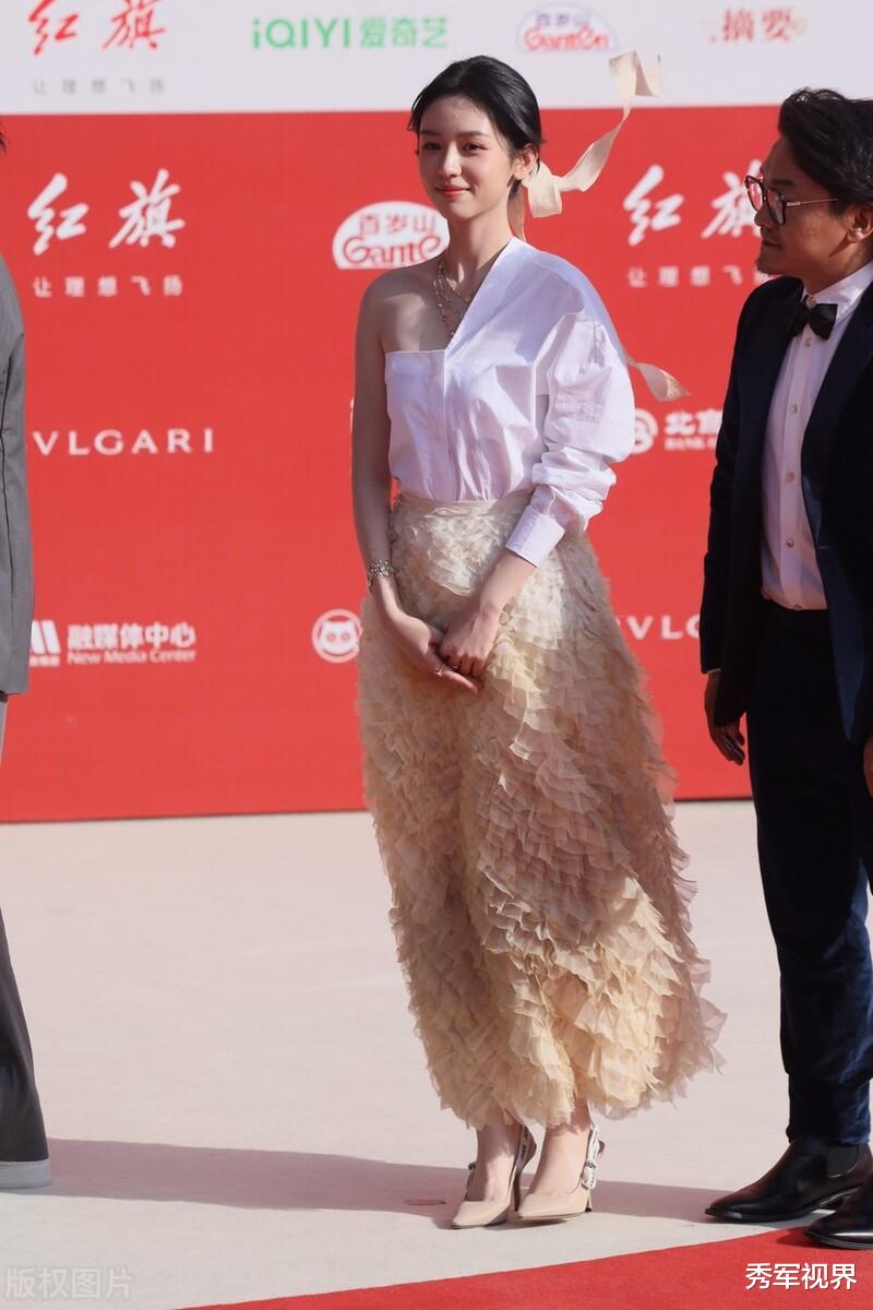 《云边》票房大跌，周也演技遭疑，张嘉佳如何翻盘？