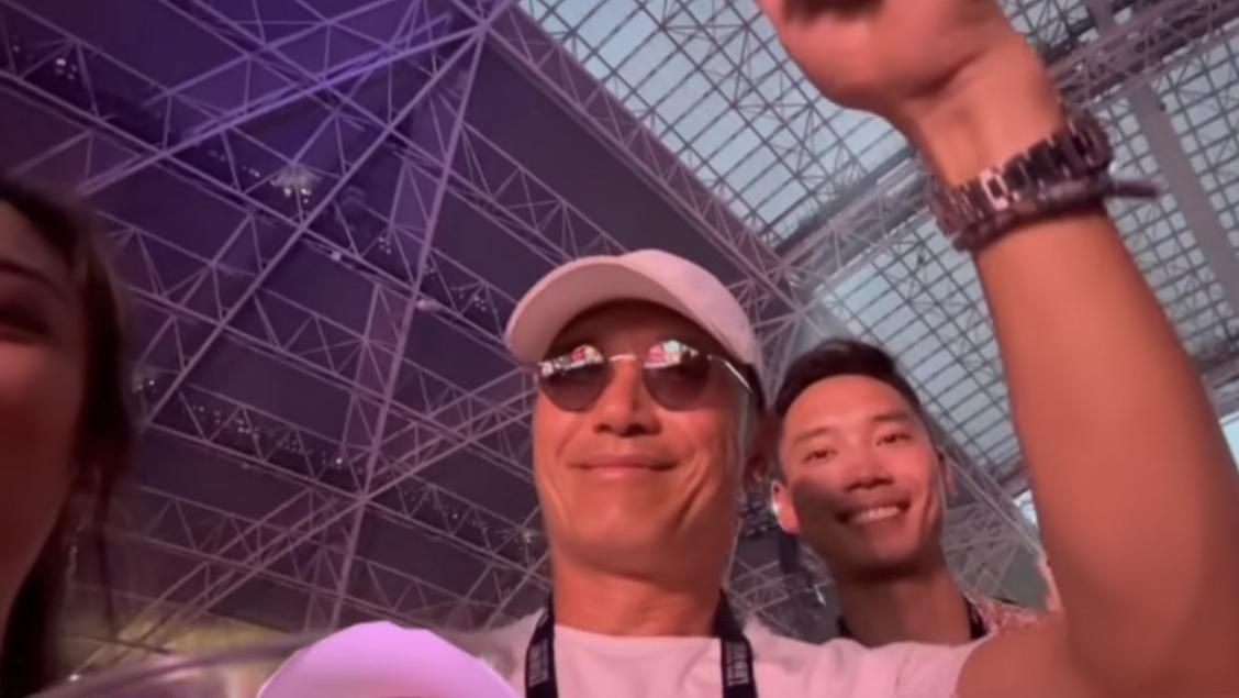 苗侨伟66岁生日子女晒照庆祝，全家看霉霉演唱会，随歌摇摆很放松