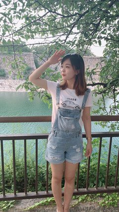 她是港大在读博士，港姐12强，家俬大王女儿，拍拖10年钟意吴卓羲