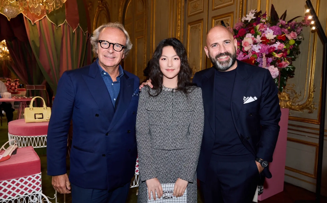 李湘母女参加巴黎晚宴,王诗龄合影站C位,与辛芷蕾何超莲同框