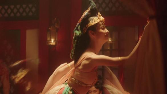 《国色芳华》：出场就把男主看呆，这才是古装“头牌”该有的颜值