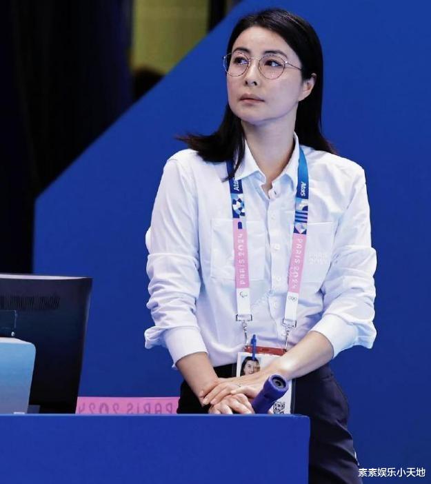 郭晶晶为志愿者合影签名,字迹漂亮可爱,在巴黎街头和网友聊天