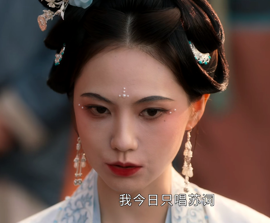 歪瓜裂枣就别尬演“花魁”了，30岁姜佩瑶告诉你，啥叫媚骨天成