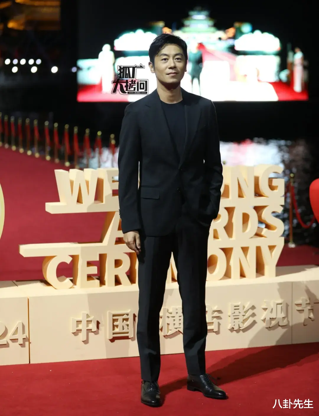 横店文荣奖红毯:女明星无惧寒风着装清凉,男明星造型平平无奇