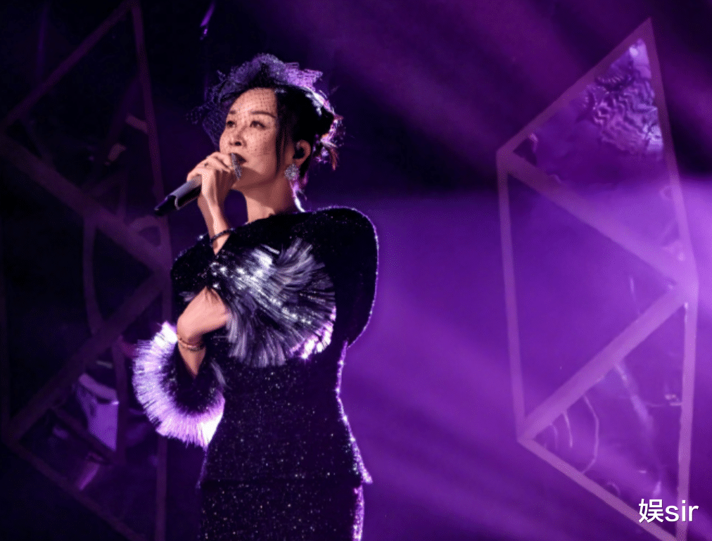 56岁那英泪崩了！接受采访时哭着回应排名第七：我是不会唱了吗？