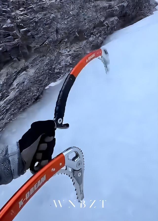 曝王一博在北京挑战攀冰，装备简陋冻得鼻脸通红，10月份刚受重伤