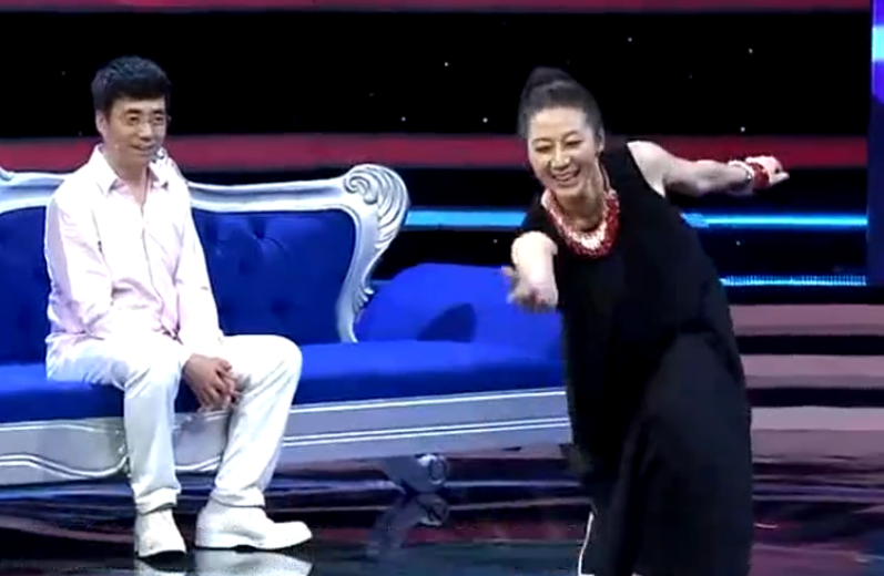 范明：娶大6岁的厉玲，将继子视如己出，现在继子成他骄傲