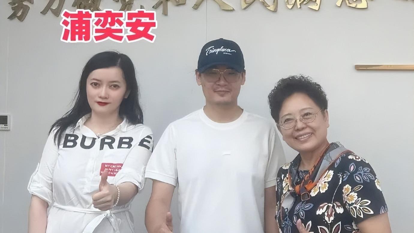 “清华哥”马翔宇否认出国读博，新华社师姐性感迷人，一路保护他