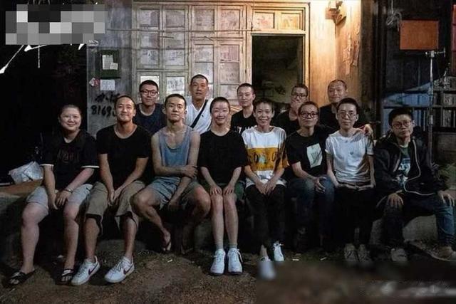 被央视怒批仍不悔改,出门带6个助理30个保镖,网友:你是个啥