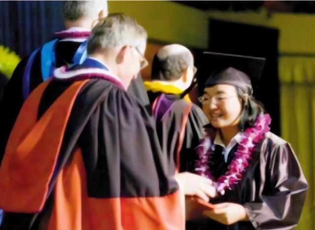 从农村喂猪女,到被张艺谋劝退的“最丑谋女郎”,22年后她咋样了