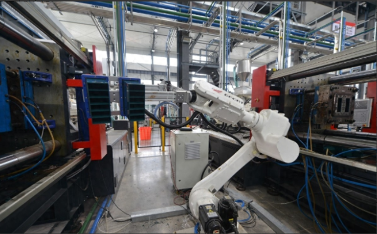 大城市都在失业,深圳一个3000人的冲压厂,装上机器人后只要几人