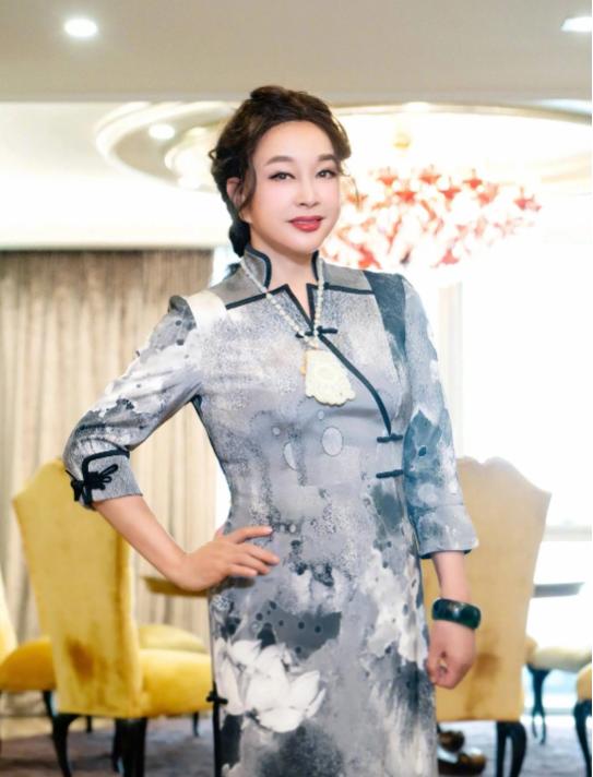 刘晓庆回老家选墓地,摘假发后形象大变,一身老人装扮引热议