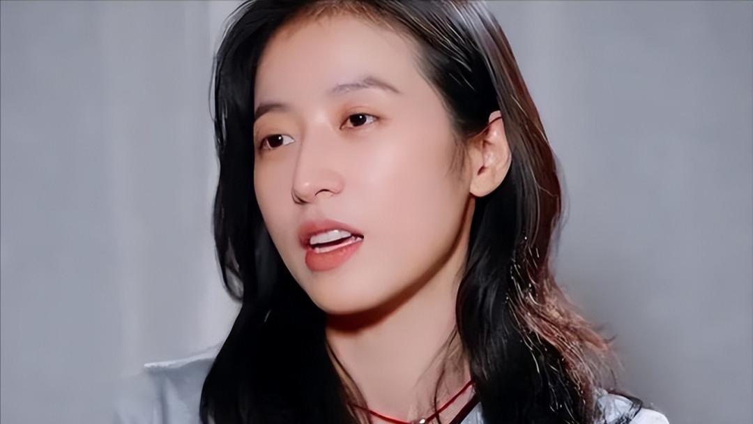 没教养只是伪装！曾开豪车逛故宫的周雨彤，真面目早已被金靖揭穿