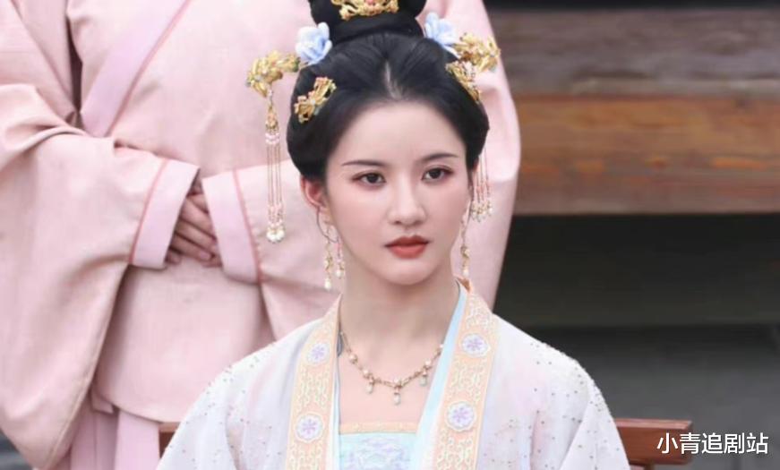 同样硬演“绝世美人”,将33岁吴谨言跟29岁白鹿放一起,差距明显