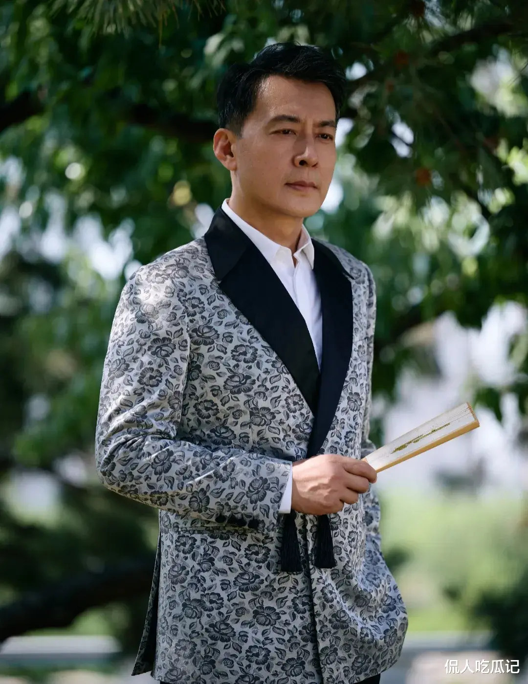 《庆余年2》于洋：与演员王雅捷相爱20年并育有一子，54岁越老越帅是宠妻狂魔