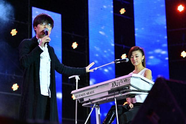 玖月奇迹|玖月奇迹VS凤凰传奇，从星光大道到春晚巅峰，一对高飞一对坠落