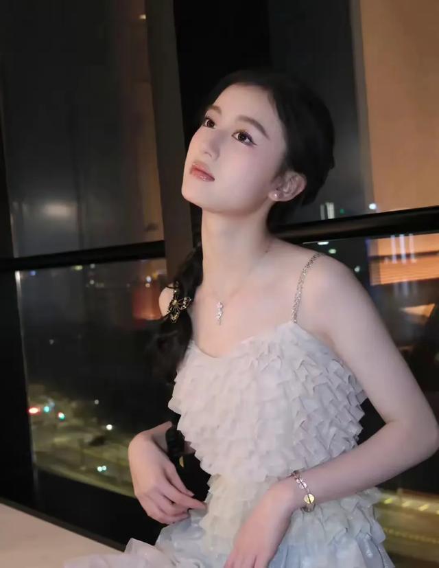 裴佳欣:童星之光,璀璨夺目