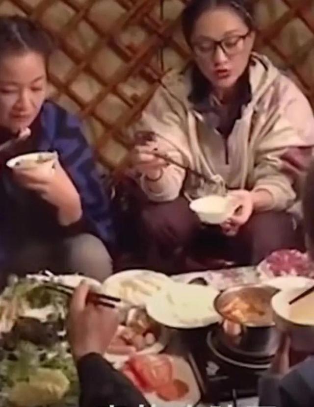 44岁董洁和49岁周迅同框,天然脸与医美脸区别,一目了然