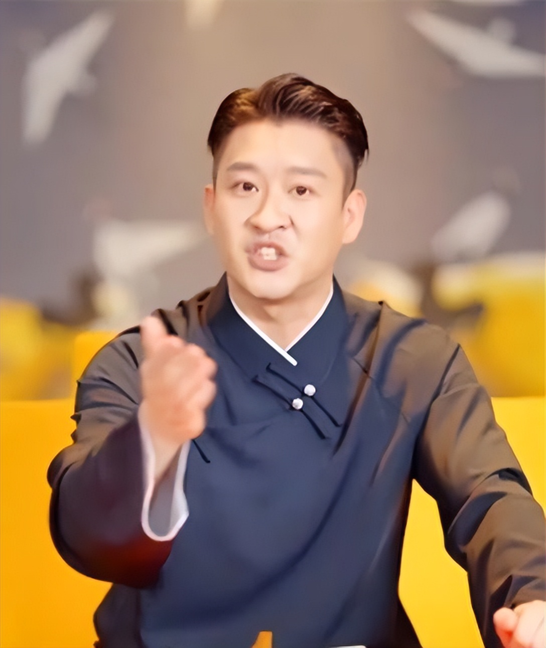 德云社郑好深夜晒数据，与曹云金直播比拼人气，网友：没想到能赢