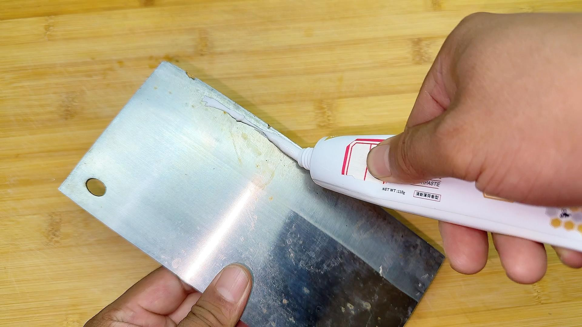 把牙膏抹在菜刀上，没想到这么厉害，家家户户都要用，快去试试