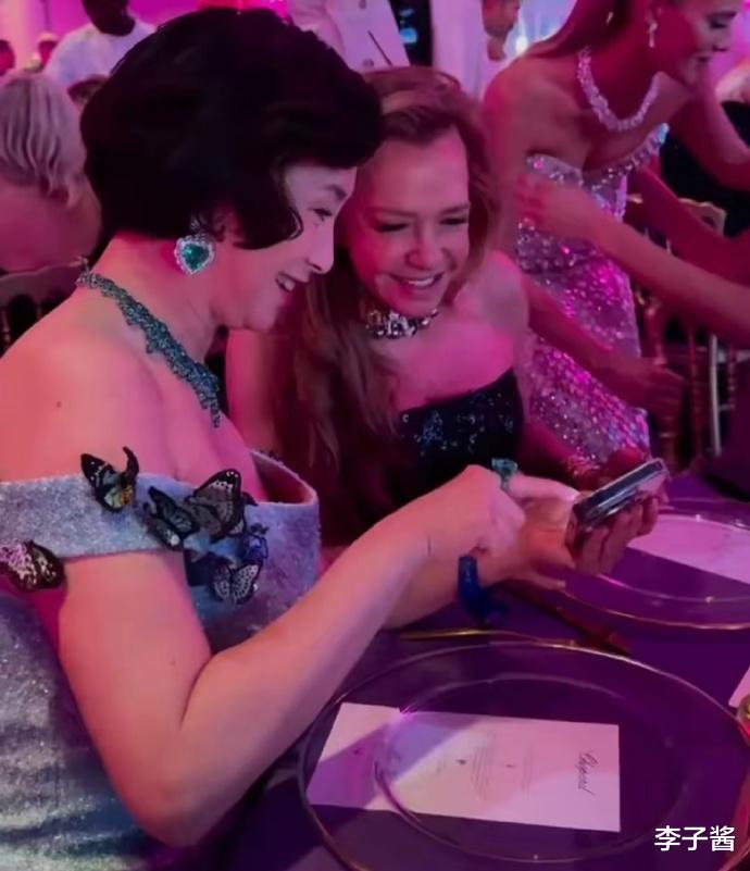 美高梅华丽晚宴大赛,何超琼惊艳现身,绿上衣配黑裙又美又飒