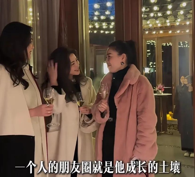 刘亦菲王诗龄赴的是朱珠私宴画展,她迷倒法拉利总裁、嫁清华教授