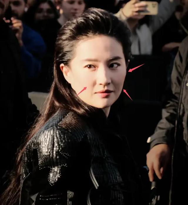 刘亦菲NBA看球生图来了，脖子太粗挤出颈纹，母女俩双双发福被嘲