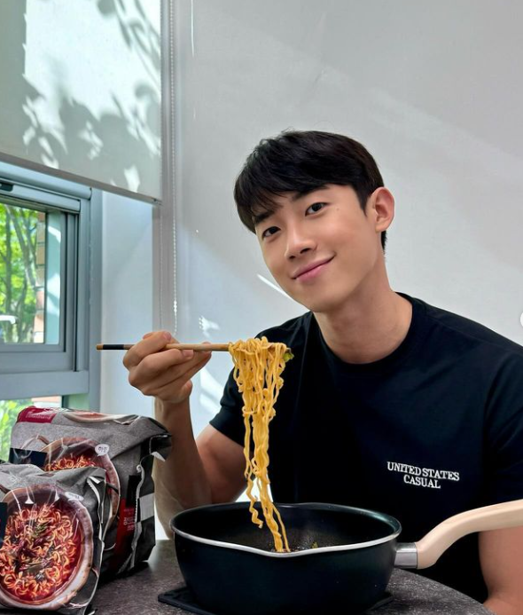 肌肉健身网红，稚嫩脸硬汉身材，男人还是有肌肉好看